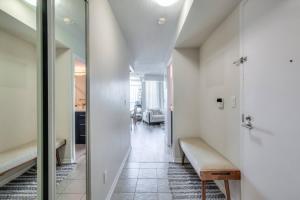 Chic 1BR plus Den Condo with Fast WiFi and Free Parking