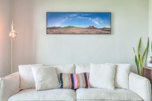 Chic 1BR plus Den Condo with Fast WiFi and Free Parking