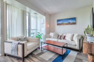 Chic 1BR plus Den Condo with Fast WiFi and Free Parking