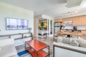 Chic 1BR plus Den Condo with Fast WiFi and Free Parking