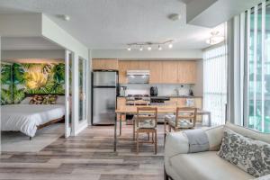 Chic 1BR plus Den Condo with Fast WiFi and Free Parking