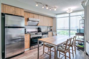 Chic 1BR plus Den Condo with Fast WiFi and Free Parking