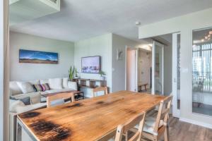 Chic 1BR plus Den Condo with Fast WiFi and Free Parking