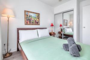 Downtown 1BR City Stay with Balcony and Fast Wi-Fi
