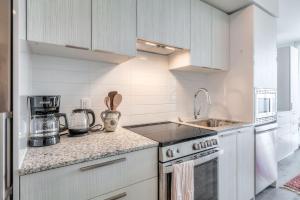 Downtown 1BR City Stay with Balcony and Fast Wi-Fi