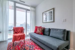 Downtown 1BR City Stay with Balcony and Fast Wi-Fi