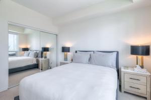 1BR plus Den Condo with Balcony in Heart of Toronto