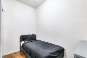 1BR plus Den Condo with Balcony in Heart of Toronto