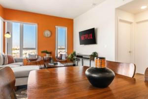 Stylish 2BD Haven with Scenic DTLA Views and Parking