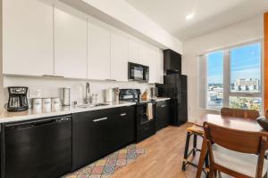 Stylish 2BD Haven with Scenic DTLA Views and Parking