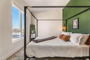 Stylish 2BD Haven with Scenic DTLA Views and Parking