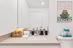 Unique 1-Bedroom DTLA Escape with City Views