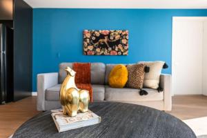 Chic and Cozy Home, Walk to Little Tokyo with Parking