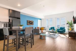 Chic and Cozy Home, Walk to Little Tokyo with Parking