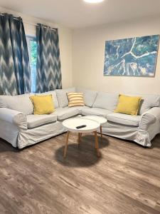 2 bedroom, subway, free parking.