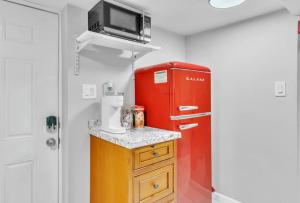 Cozy Private Apartment Near NYC Light Rail