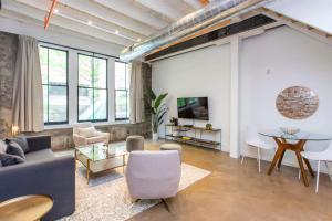 Inventors Loft Luxury Upscale Quiet Two Bedroom