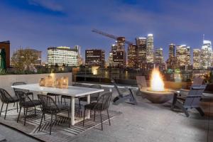 Chic Studio, Walk to Downtown With Skyline Views