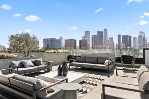 Chic Studio, Walk to Downtown With Skyline Views