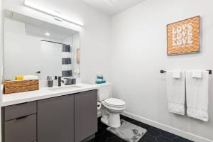 Chic Studio, Walk to Downtown With Skyline Views