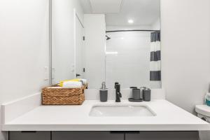 Chic Studio, Walk to Downtown With Skyline Views