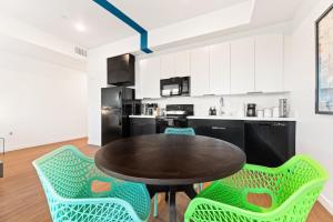 Chic Studio with Stunning DTLA Views, Walk to Metro