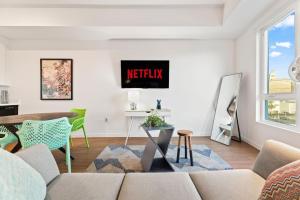 Chic Studio with Stunning DTLA Views, Walk to Metro