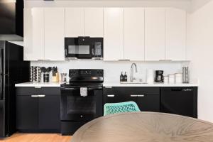 Chic Studio with Stunning DTLA Views, Walk to Metro