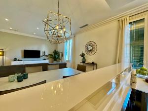 MODERN ELEGANCE by MyRentalHost