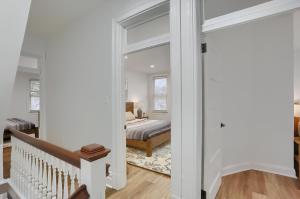 Modern and Spacious Four Bedroom House in Pittsburgh with Parking
