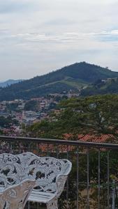 Casa com piscina para até 6 pessoas com duas camas de casal e sofá-cama casal