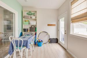 1 Mi to Moody Beach Cottage with Pool Access!