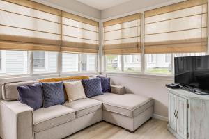 1 Mi to Moody Beach Cottage with Pool Access!