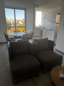 Depto frente a plaza Azcuénaga