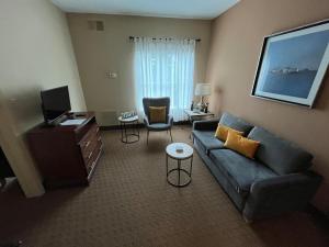 Peaceful condo with free shuttle to parks