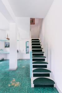 VILLA LILLA Beachfront - Sea View with Parking and Private Garden