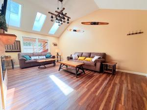 Bear Cabin-3 BR 2 Bath with Indoor Hot tub-one level-FREE Pool Pass-Pet welcome
