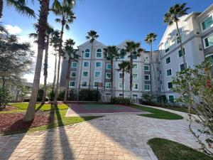 Condo near Disney-free shuttle totheme parks