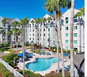 Condo near Disney-free shuttle totheme parks