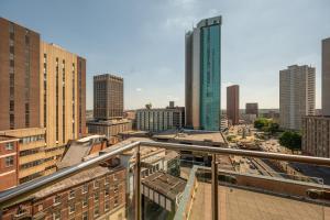 Modern City Centre Apartment Sleeps 4, Walk to Everything!