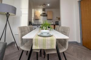 Modern City Centre Apartment Sleeps 4, Walk to Everything!