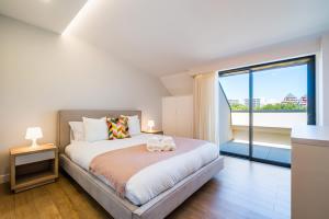 The Shoreline 5 by Portugal Portfolio