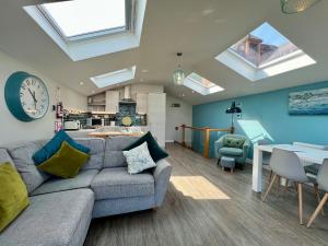 Pet-Friendly 3-Bed Home with Balcony - Walk to Beach & Golf