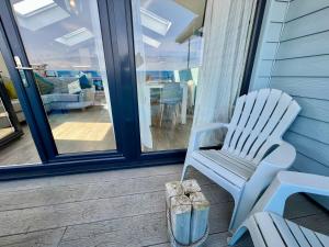 Pet-Friendly 3-Bed Home with Balcony - Walk to Beach & Golf