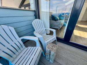 Pet-Friendly 3-Bed Home with Balcony - Walk to Beach & Golf