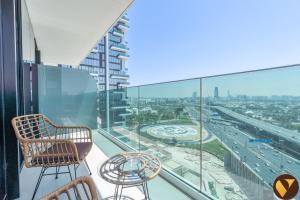 Vogue 17th Floor Balcony with Glow Garden and Sheikh Zayed View - Walkable to Metro, Wasl Residence - 4hvězdičkové hotely ve městě Dubaj