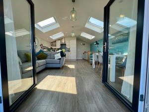 Pet-Friendly 3-Bed Home with Balcony - Walk to Beach & Golf