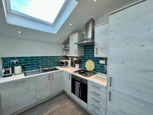 Pet-Friendly 3-Bed Home with Balcony - Walk to Beach & Golf