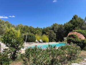 Une maison en Provence piscine au pied du Luberon