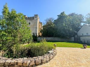 Charmante maison de ville avec vue sur le donjon avec wifi et jardin